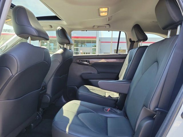 Used 2023 Toyota Highlander Limited image 15