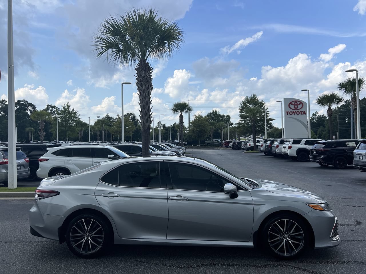 Used 2021 Toyota Camry XLE w/ Navigation Package FWD image 11