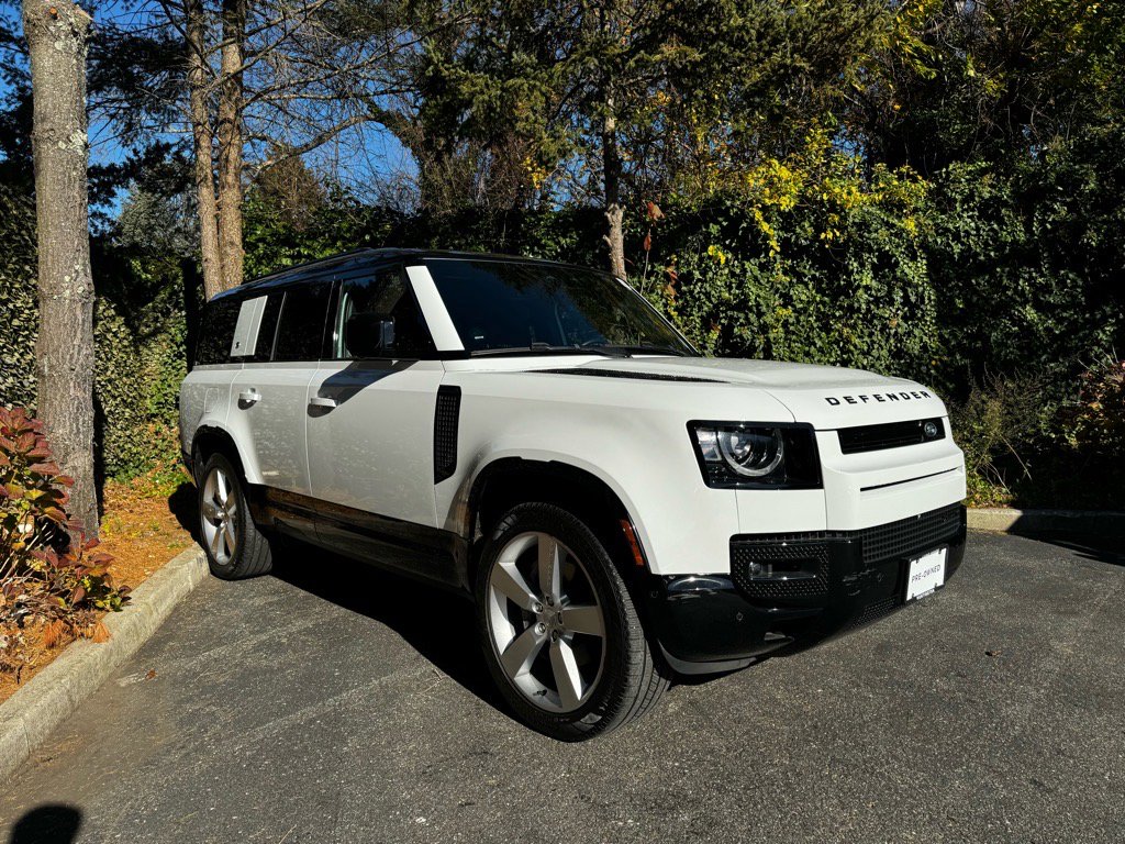 Used 2023 Land Rover Defender 130 X-Dynamic SE image 3