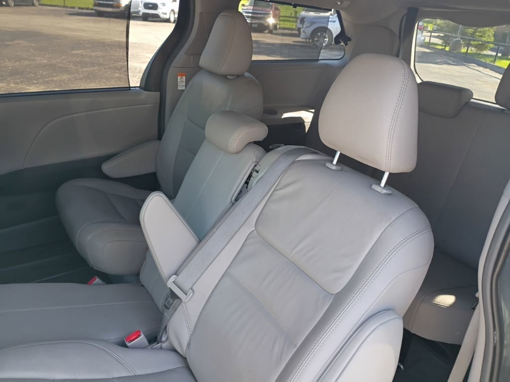 Used 2017 Toyota Sienna XLE w/ XLE Navigation Package FWD image 9