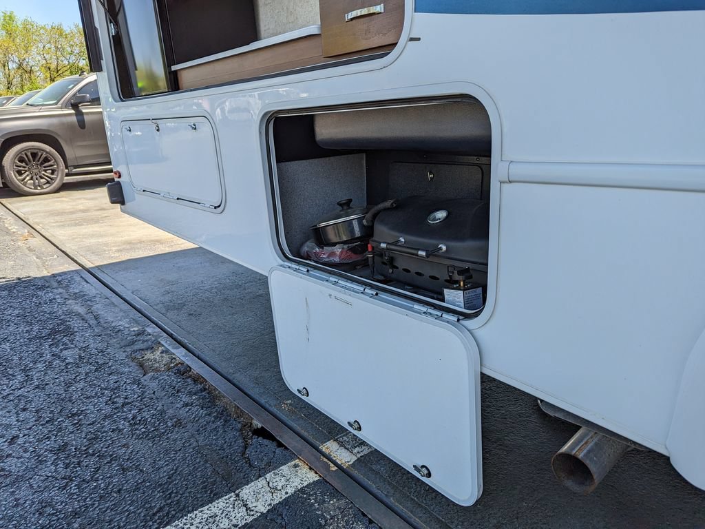 Used 2019 Chevrolet Express 4500 w/ RV Package RWD image 23