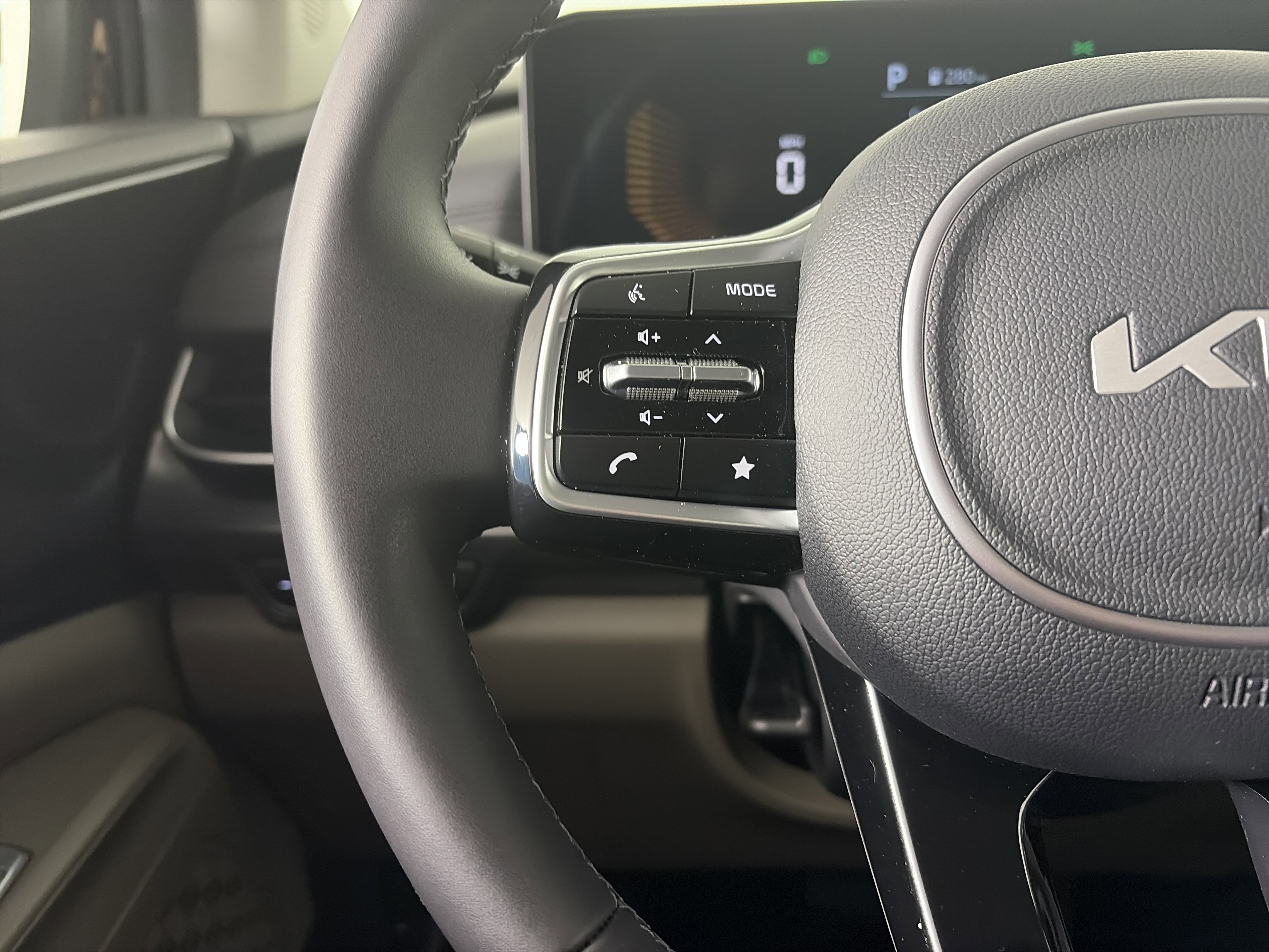 Used 2025 Kia Carnival image 33