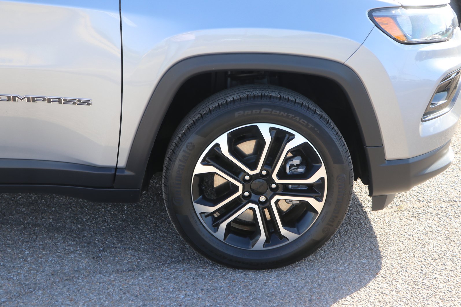Used 2024 Jeep Compass Limited AWD/4WD image 9