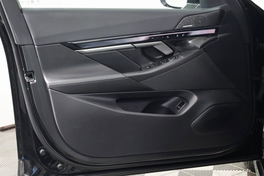 Used 2025 BMW i5 xDrive40 image 12