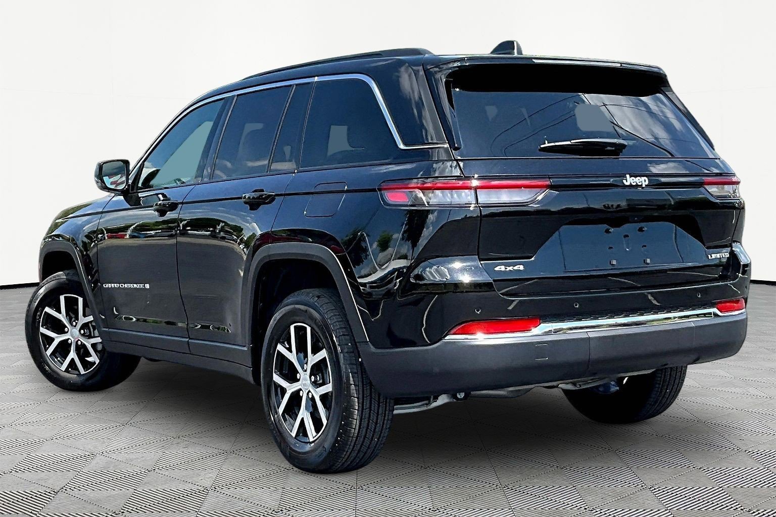 Used 2025 Jeep Grand Cherokee Limited AWD/4WD image 4