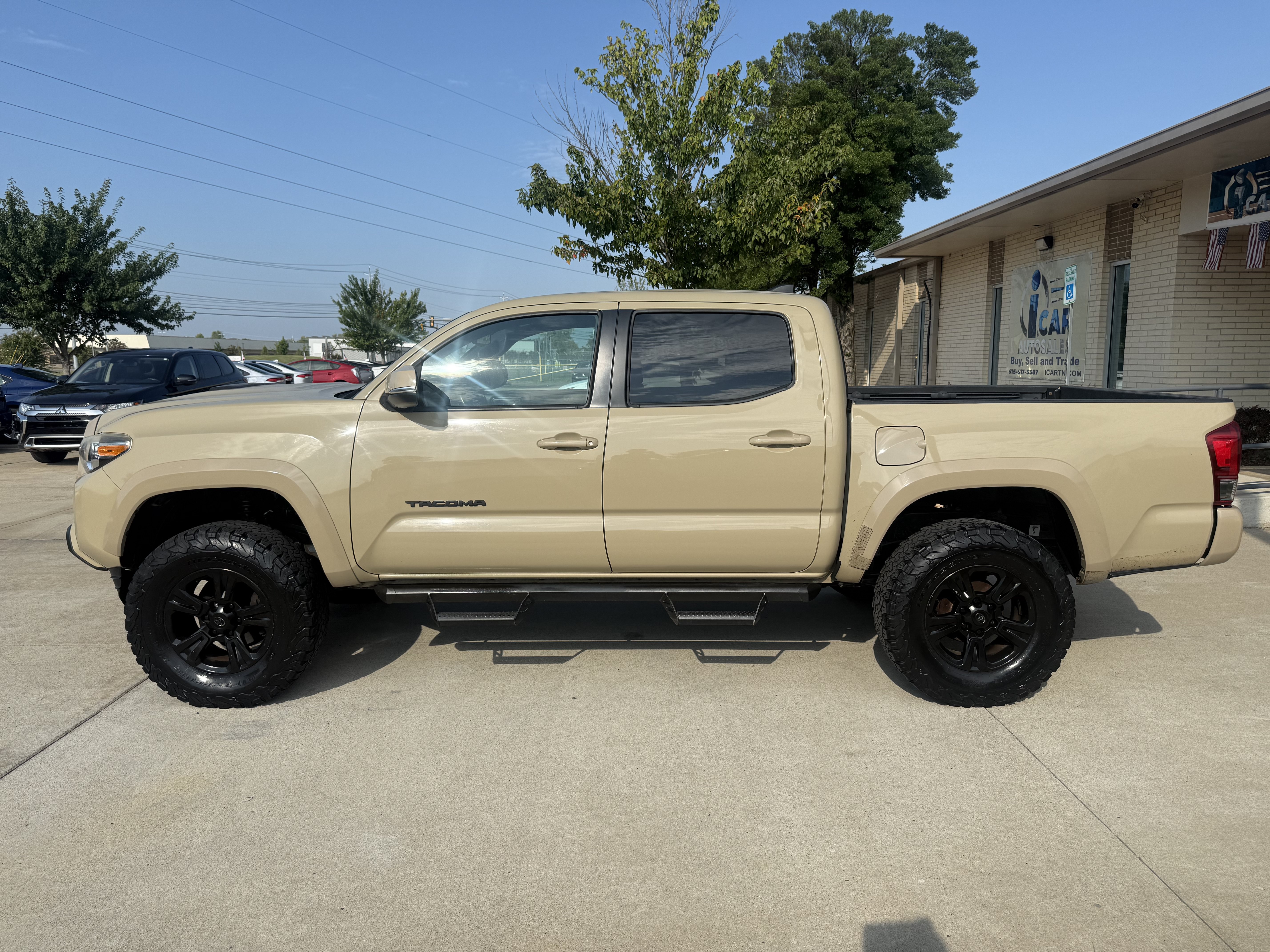 Used 2017 Toyota Tacoma TRD Sport w/ Tow Package (A/T) AWD/4WD image 4
