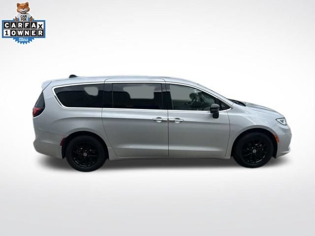 Used 2024 Chrysler Pacifica Touring-L FWD image 2