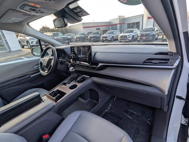 Used 2024 Toyota Sienna XLE image 21