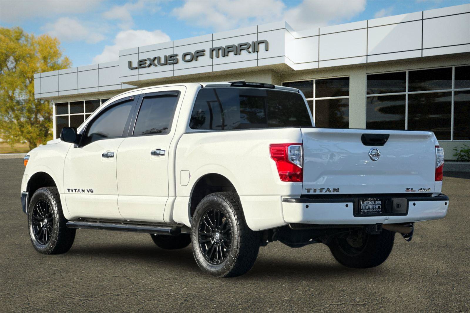 Used 2018 Nissan Titan SL AWD/4WD image 3