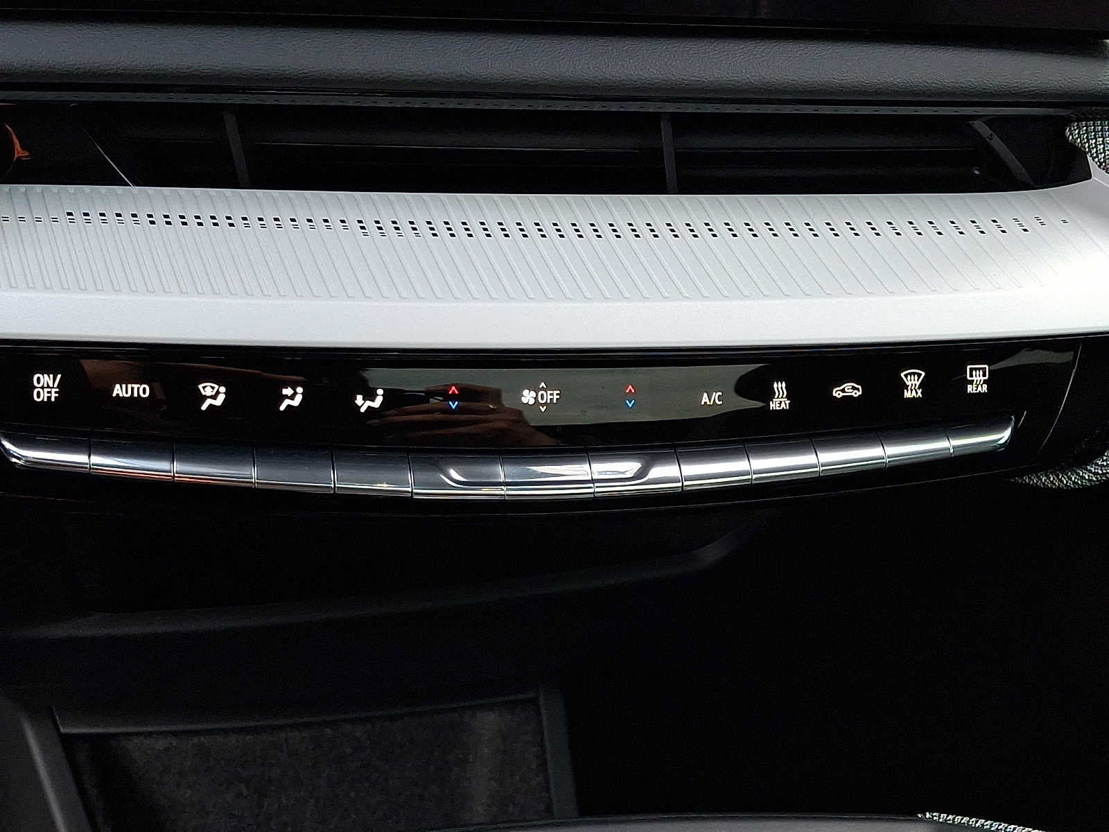 Certified 2025 Cadillac Optiq Sport 1 w/ LPO, Floor Liner Package AWD/4WD image 16