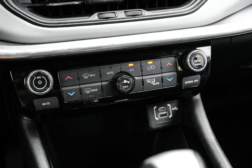 Used 2023 Jeep Compass Limited AWD/4WD image 35