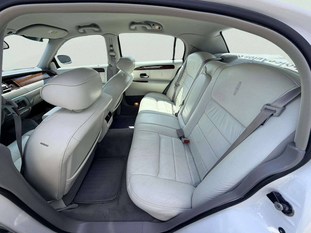 Used 2001 Lincoln Town Car Executive RWD image 19