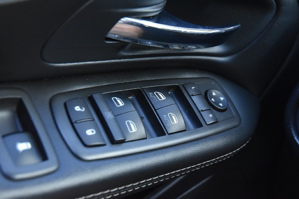 Used 2015 Dodge Grand Caravan SXT w/ Blacktop Package FWD image 25