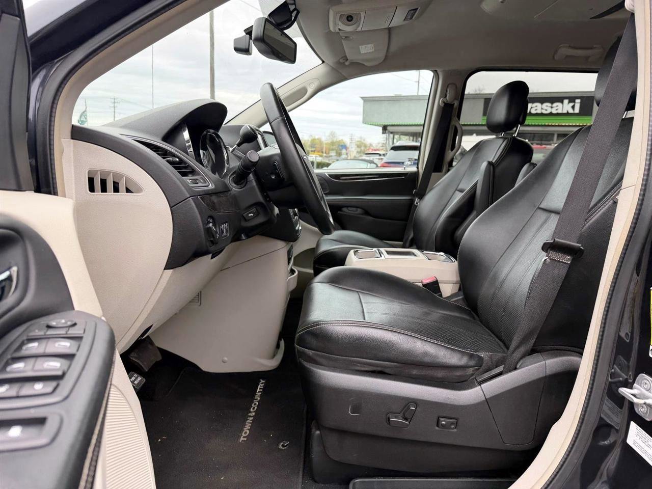 Used 2013 Chrysler Town & Country Touring-L w/ Driver Convenience Group FWD image 8