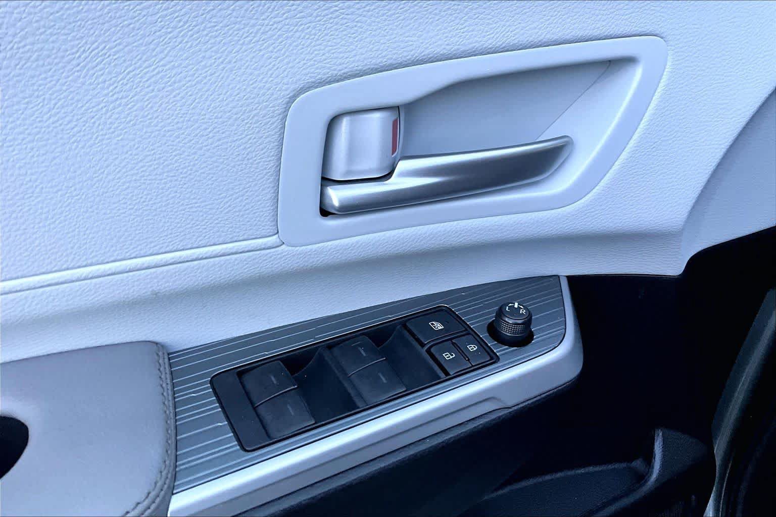 Certified 2026 Toyota Sienna XLE FWD image 32