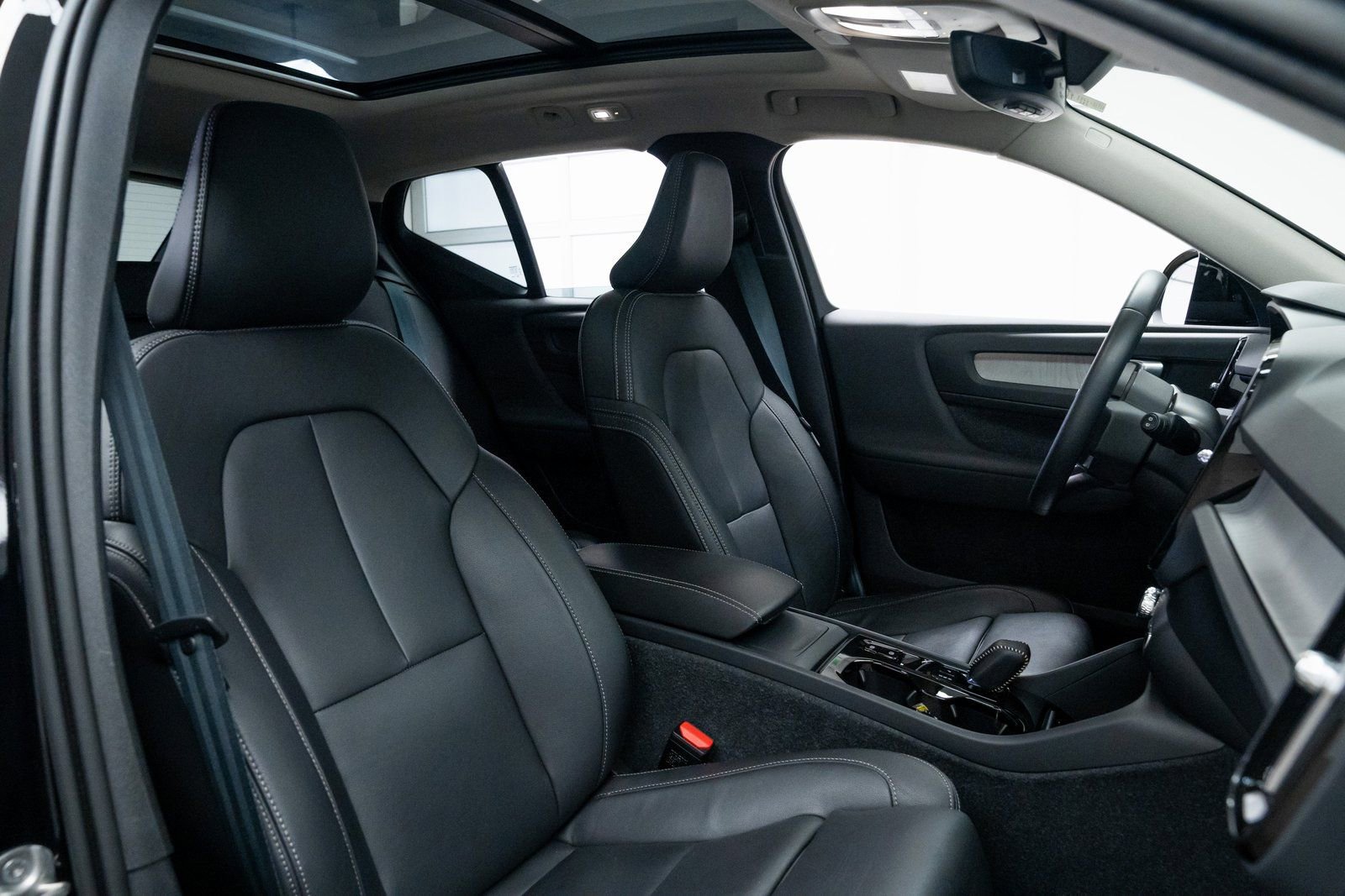 Used 2024 Volvo XC40 B5 Plus image 23