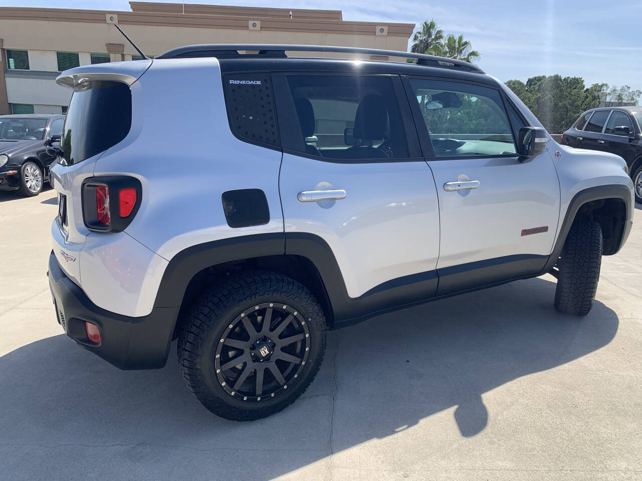 Used 2015 Jeep Renegade Trailhawk w/ Premium Leather Group AWD/4WD image 7