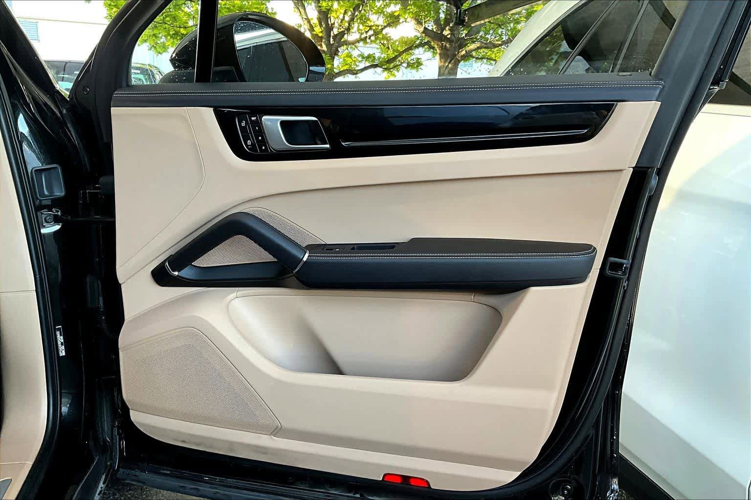 Used 2023 Porsche Cayenne image 23