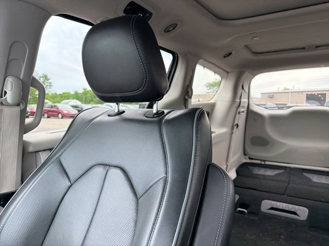 Used 2018 Chrysler Pacifica Limited FWD image 9