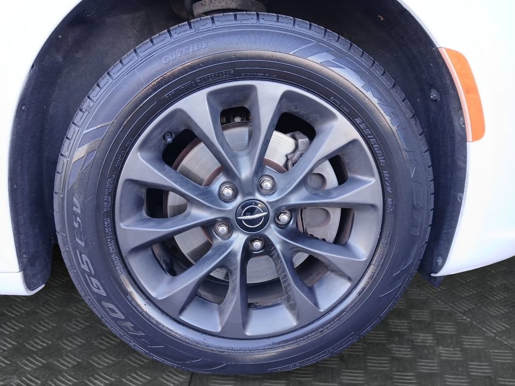 Used 2021 Chrysler Pacifica Touring-L w/ Uconnect Theater Family Group FWD image 22