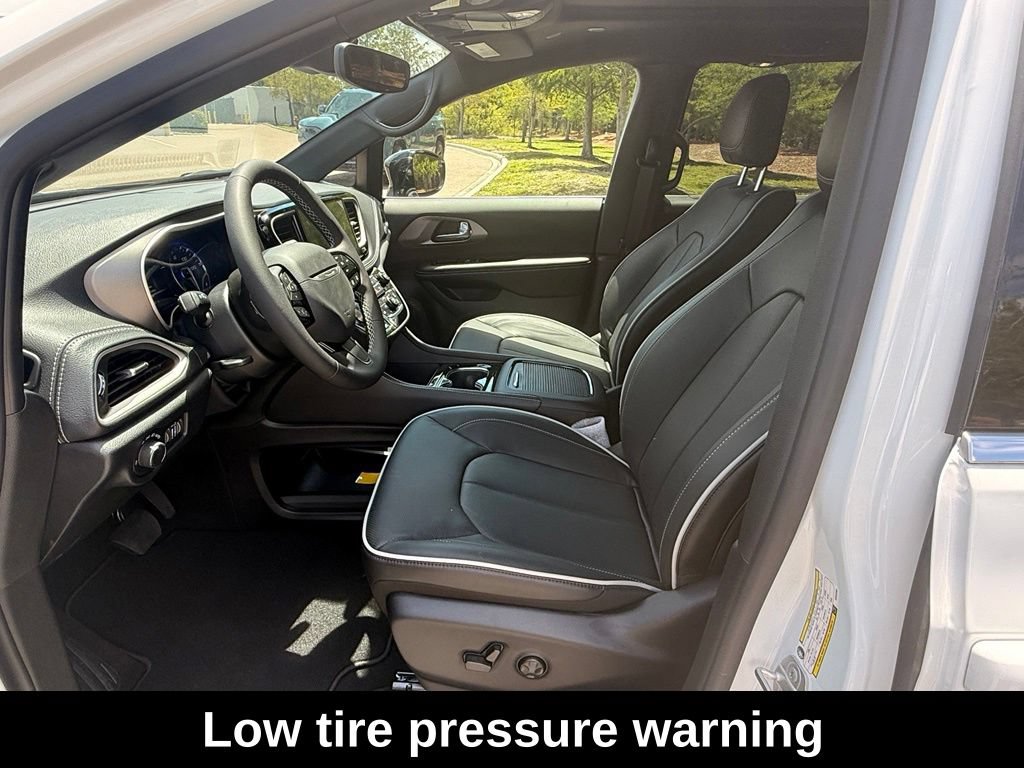 New 2027 Chrysler Pacifica Limited FWD image 9