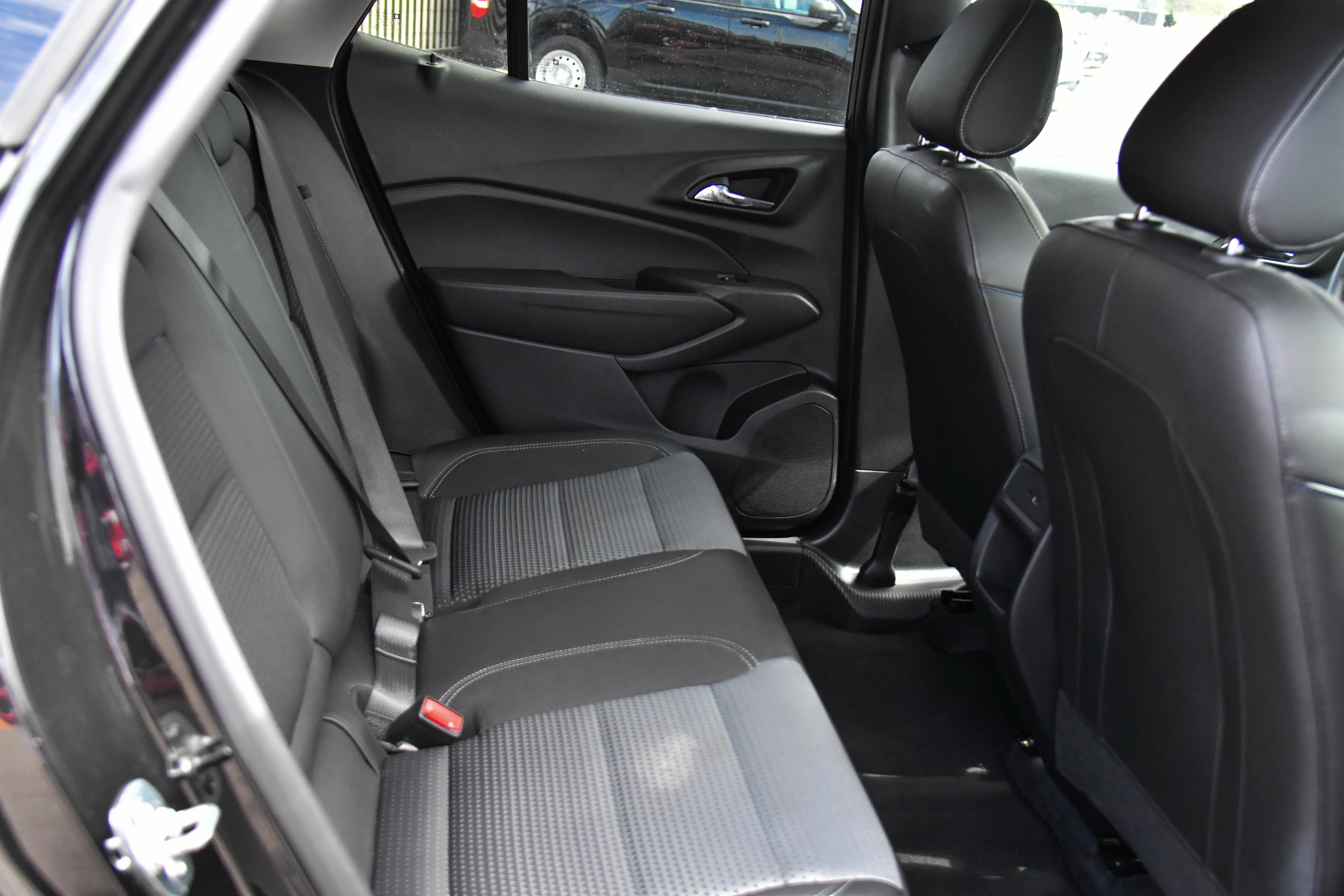 Used 2025 Chevrolet Trax LT FWD image 41