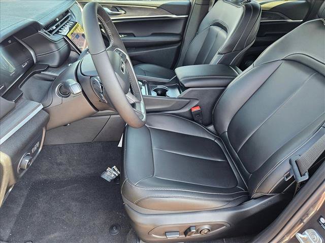 New 2025 Jeep Grand Cherokee Limited w/ Black Appearance Package RWD image 4