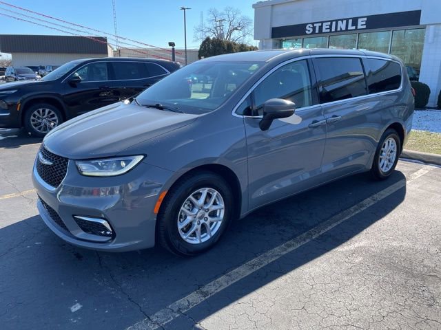 Used 2023 Chrysler Pacifica Touring-L image 3