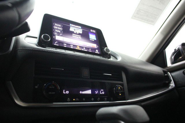 Used 2023 Nissan Rogue SV w/ SV Premium B Package image 16