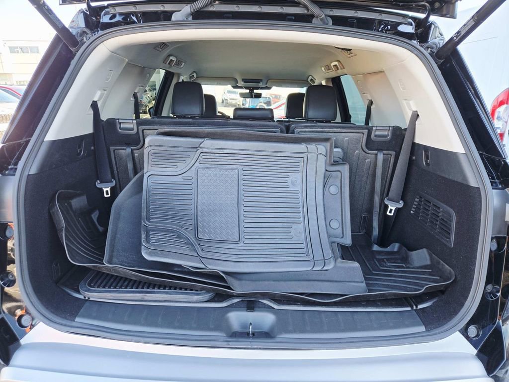 Used 2023 Nissan Pathfinder SL w/ Black Appearance Package image 14