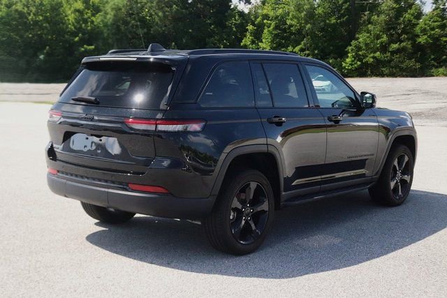 Used 2024 Jeep Grand Cherokee Altitude AWD/4WD image 4