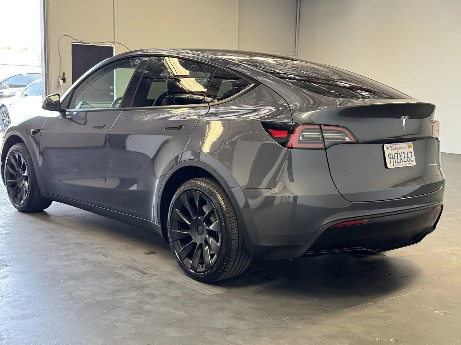Used 2023 Tesla Model Y AWD image 2