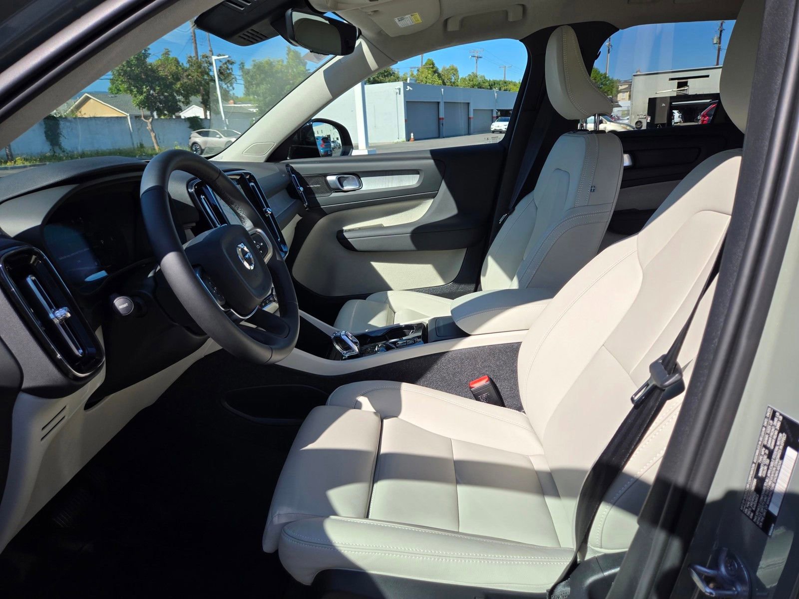 Certified 2025 Volvo XC40 B5 Plus image 13