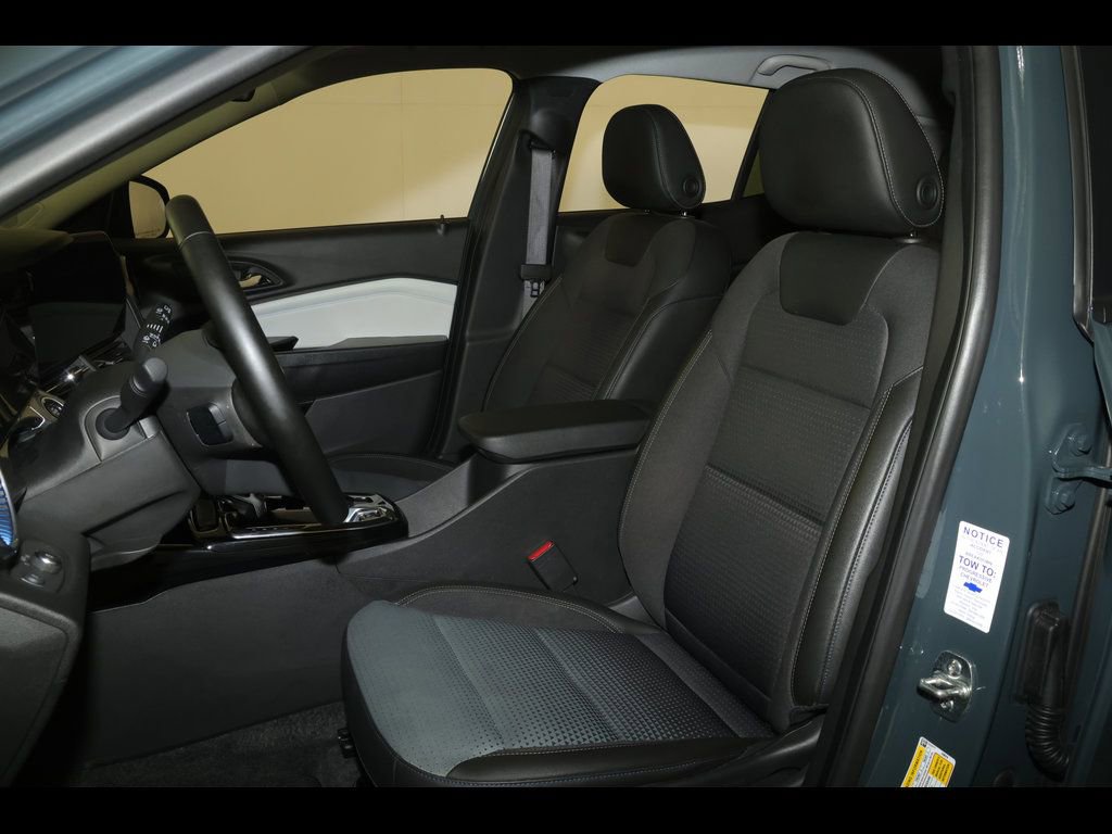 Used 2025 Chevrolet Trax LT w/ LT Convenience Package image 21