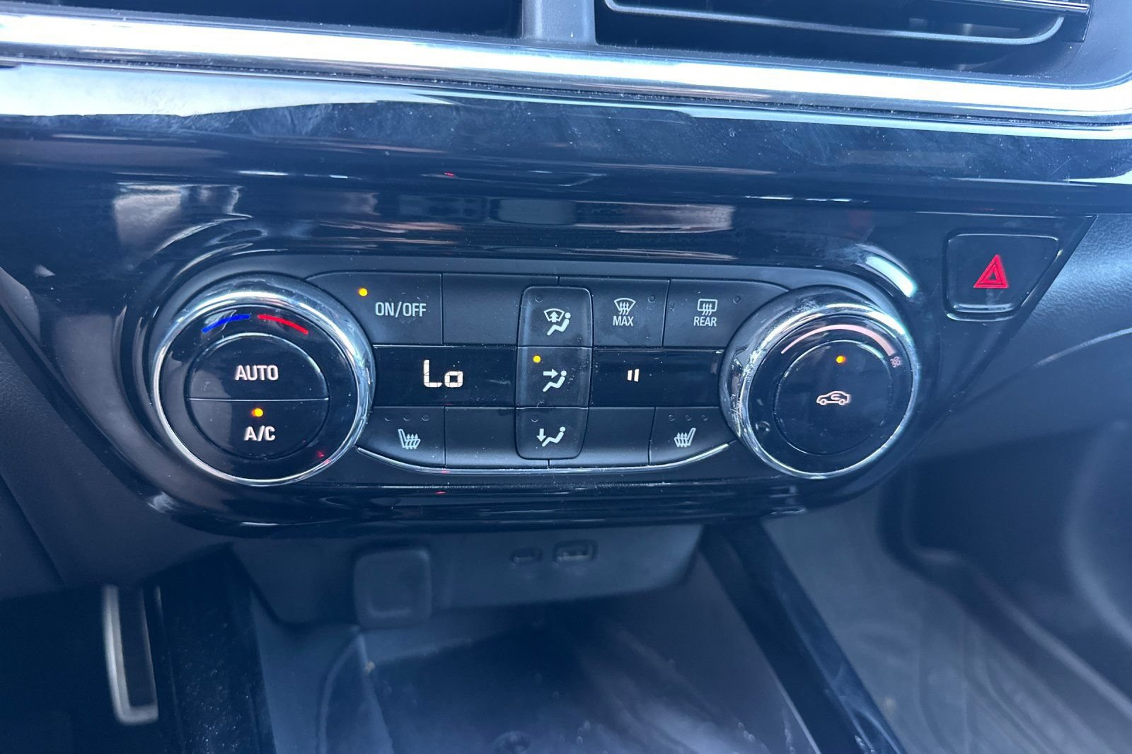 Used 2024 Chevrolet Trax RS w/ Sunroof Package FWD image 27