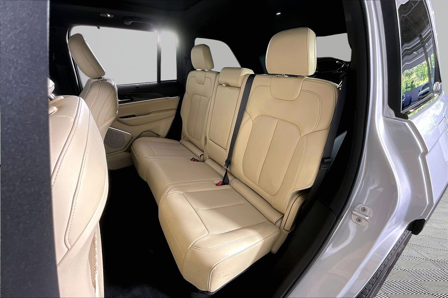 Used 2024 Jeep Grand Cherokee Limited w/ Luxury Tech Group II AWD/4WD image 26