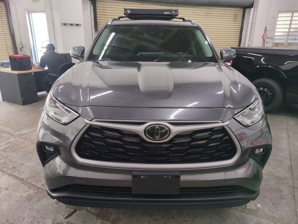 Used 2020 Toyota Highlander XLE image 3