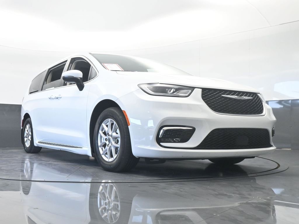 Used 2023 Chrysler Pacifica Touring-L image 65
