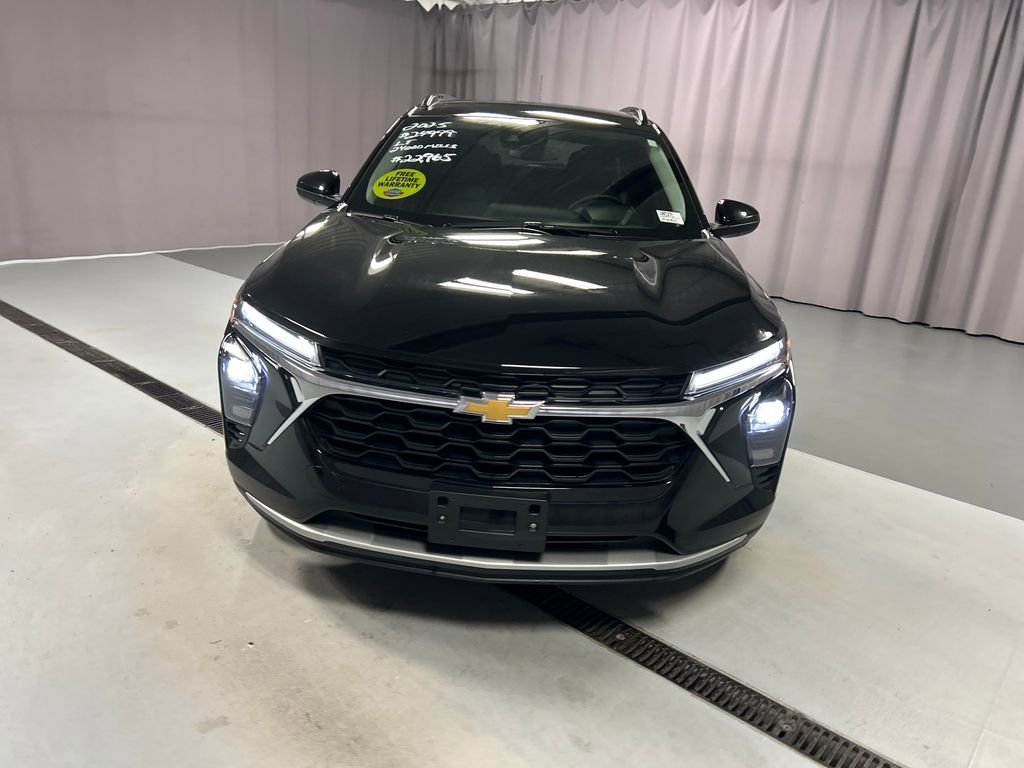 Used 2025 Chevrolet Trax LT w/ LT Convenience Package FWD video 2