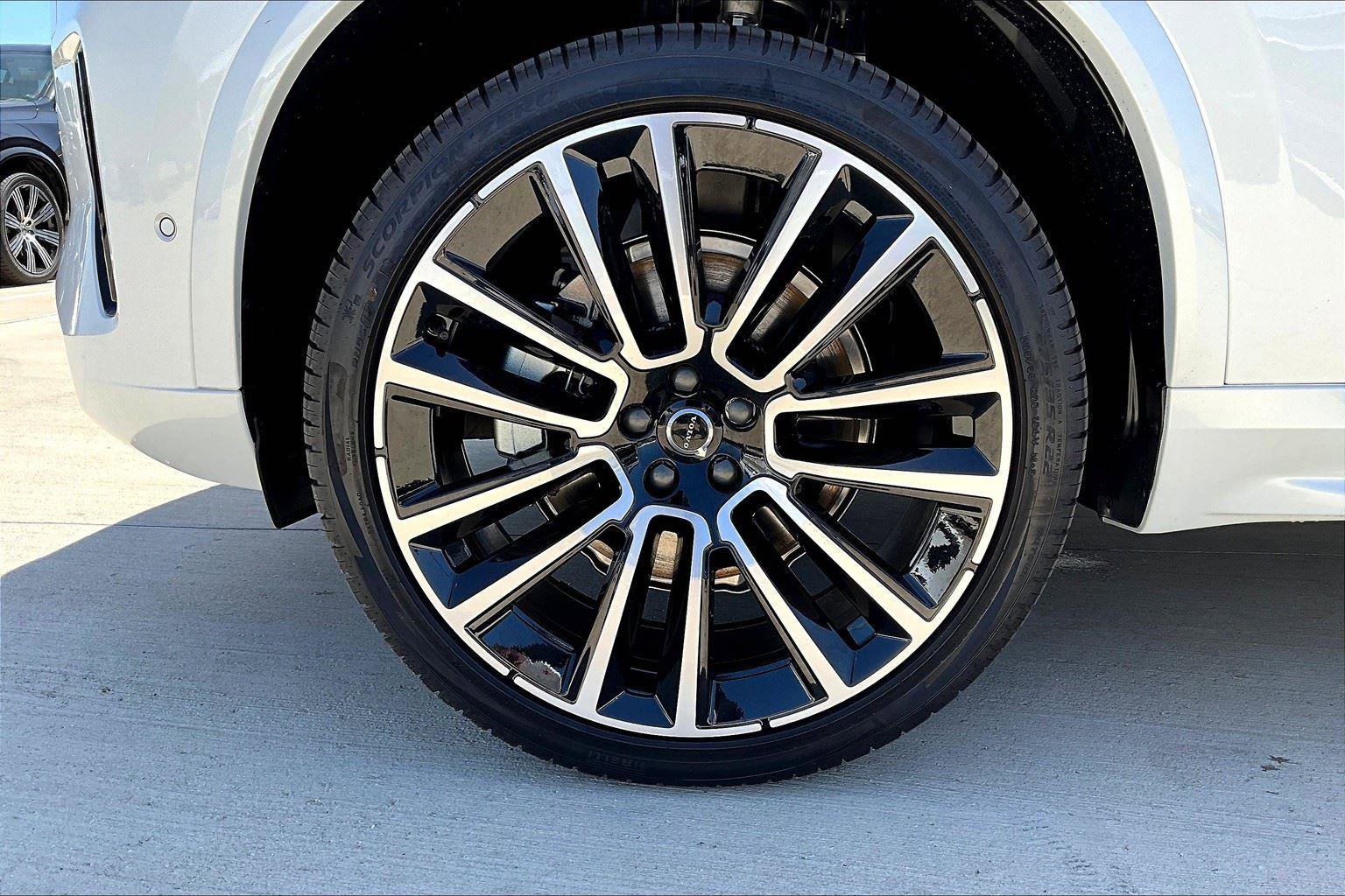 New 2026 Volvo XC90 B6 Ultra w/ Protection Package image 18