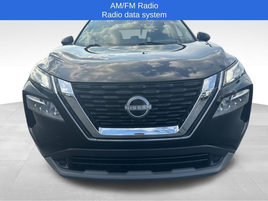 Used 2022 Nissan Rogue SV image 2