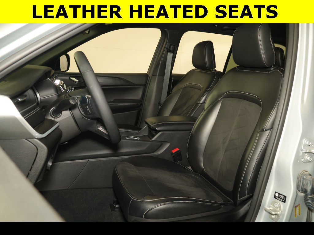 Used 2023 Jeep Grand Cherokee Altitude image 3