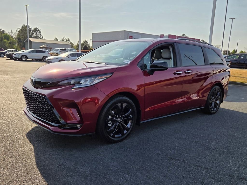 Used 2025 Toyota Sienna XSE image 3