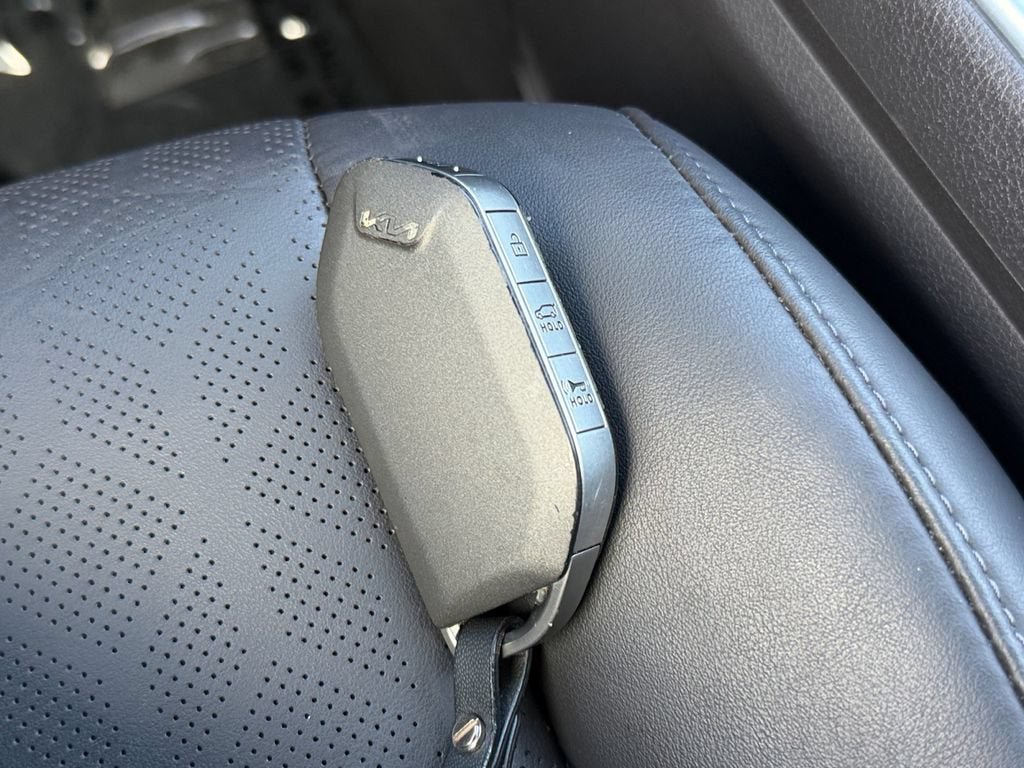 Used 2025 Kia Carnival SX w/ SX Dark Edition Package FWD image 31