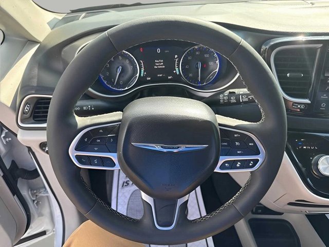 Used 2024 Chrysler Pacifica Touring-L image 14