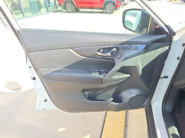Used 2017 Nissan Rogue SV FWD image 11