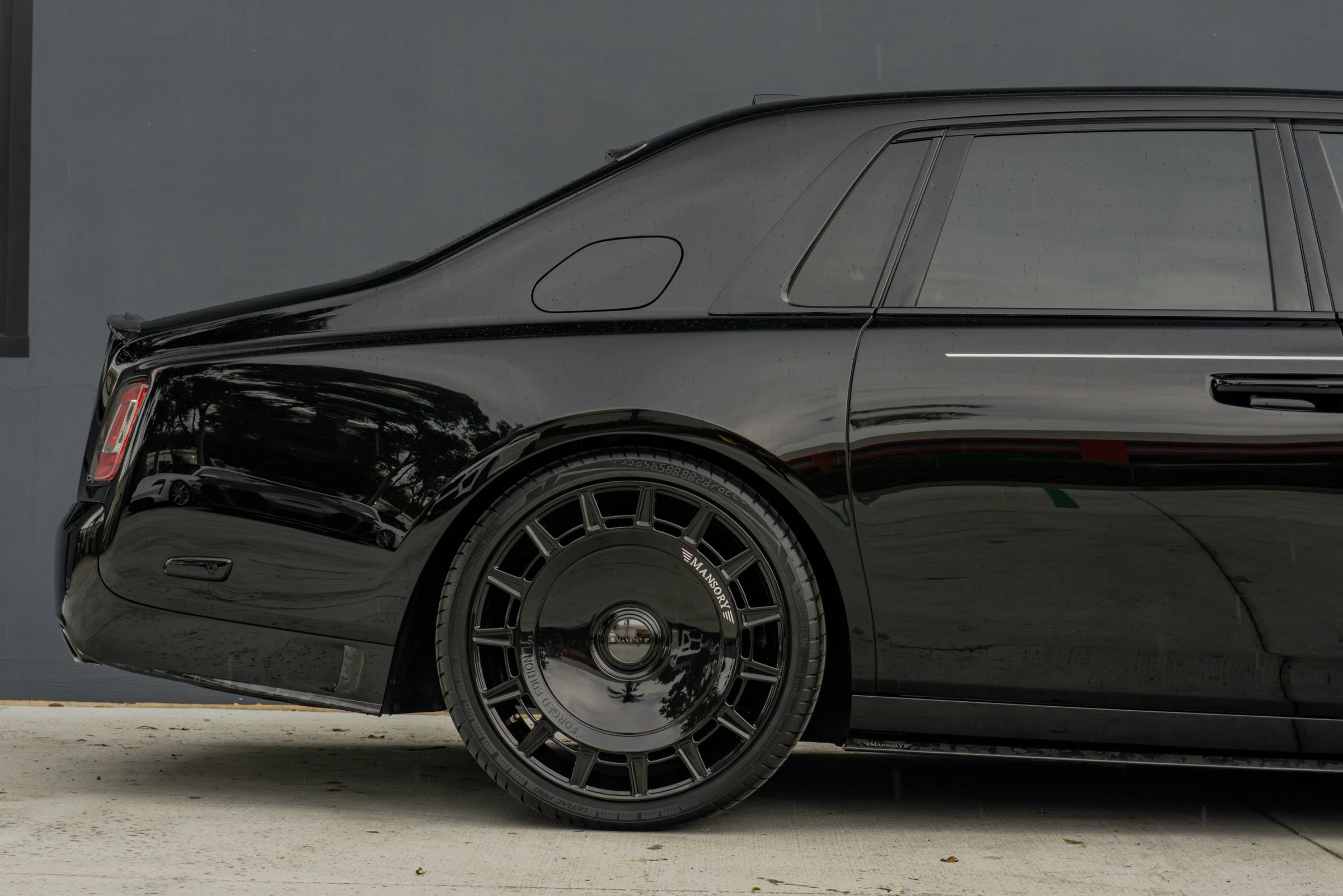 Used 2024 Rolls-Royce Phantom Sedan RWD image 32