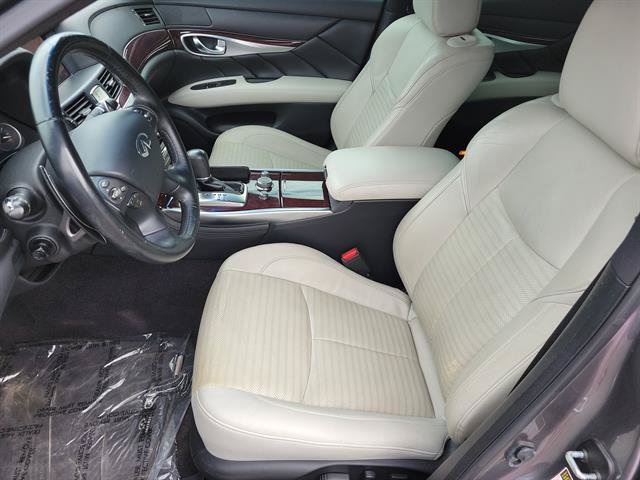 Used 2018 INFINITI Q70 Luxe w/ Sport Package RWD image 3