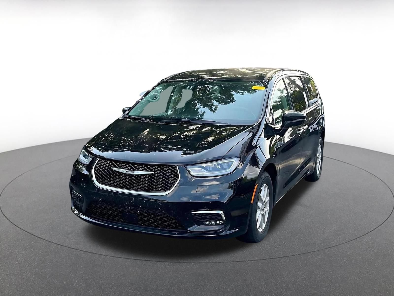 Used 2024 Chrysler Pacifica Touring-L FWD image 4