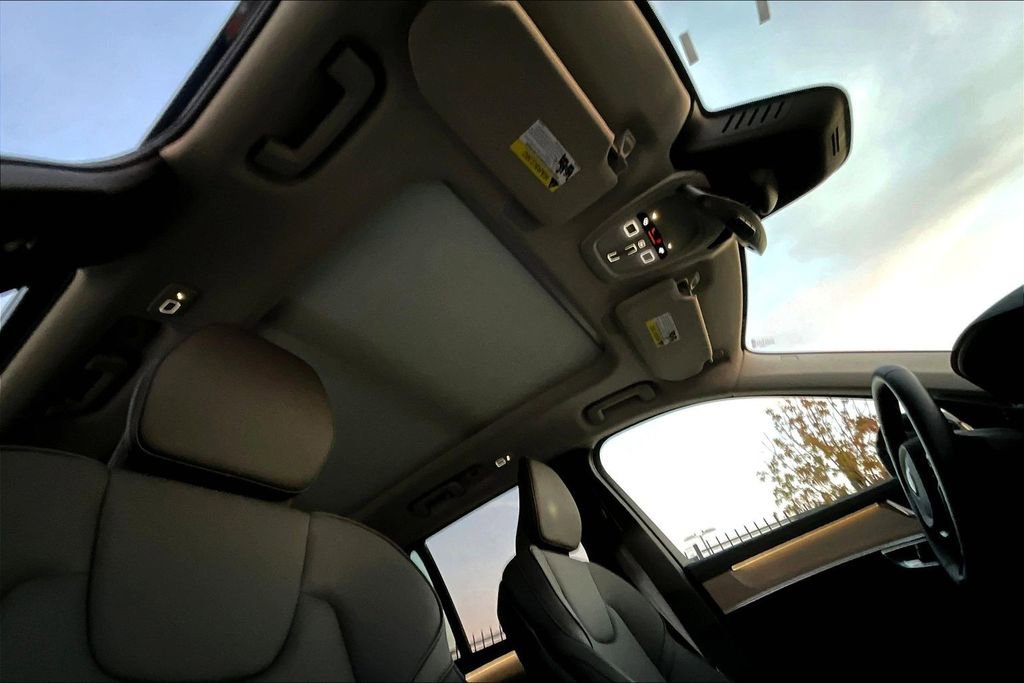 Certified 2025 Volvo XC90 B6 Plus image 21